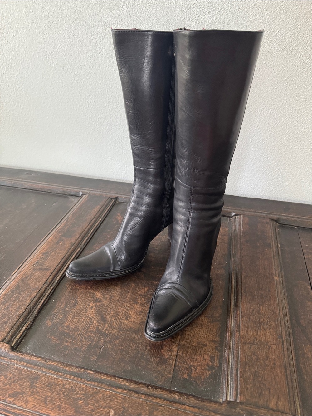 Donald J. Pliner Italian Black Leather Knee High Boots w heel and zipper 7.5